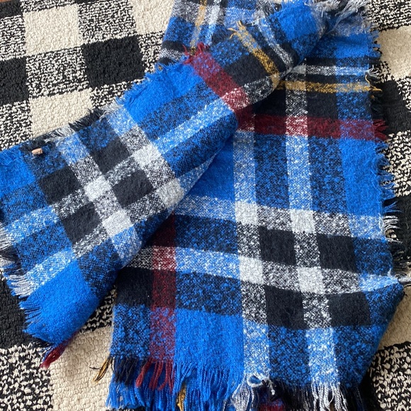 Plaid Blanket Scarf - Picture 4 of 5